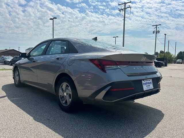 Used 2024 Hyundai Elantra SE FWD image 2
