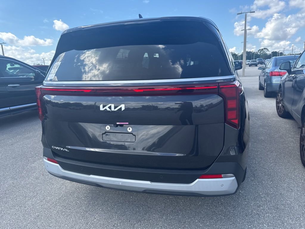 Used 2025 Kia Carnival FWD image 4