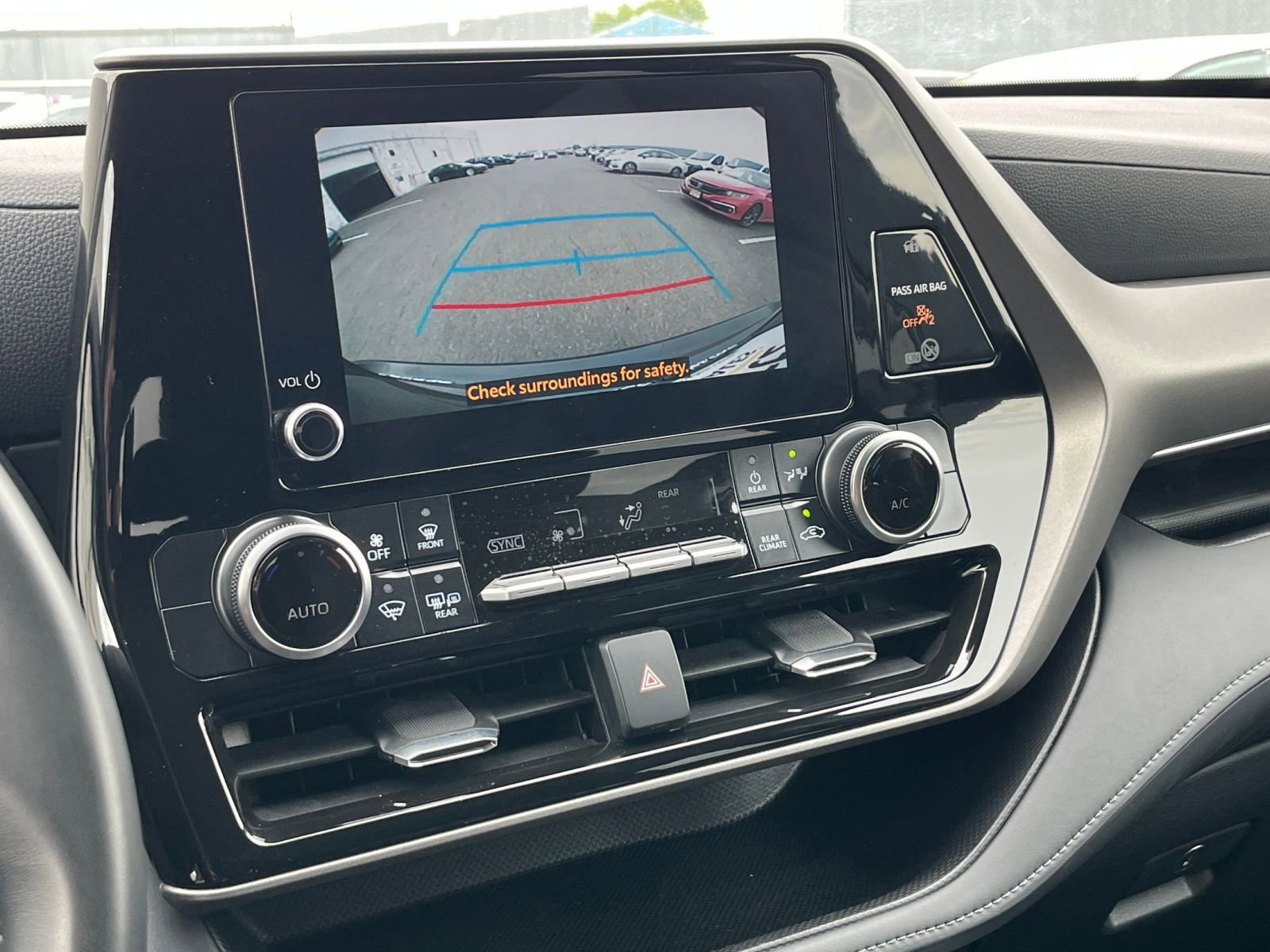 Used 2025 Toyota Highlander LE FWD image 20