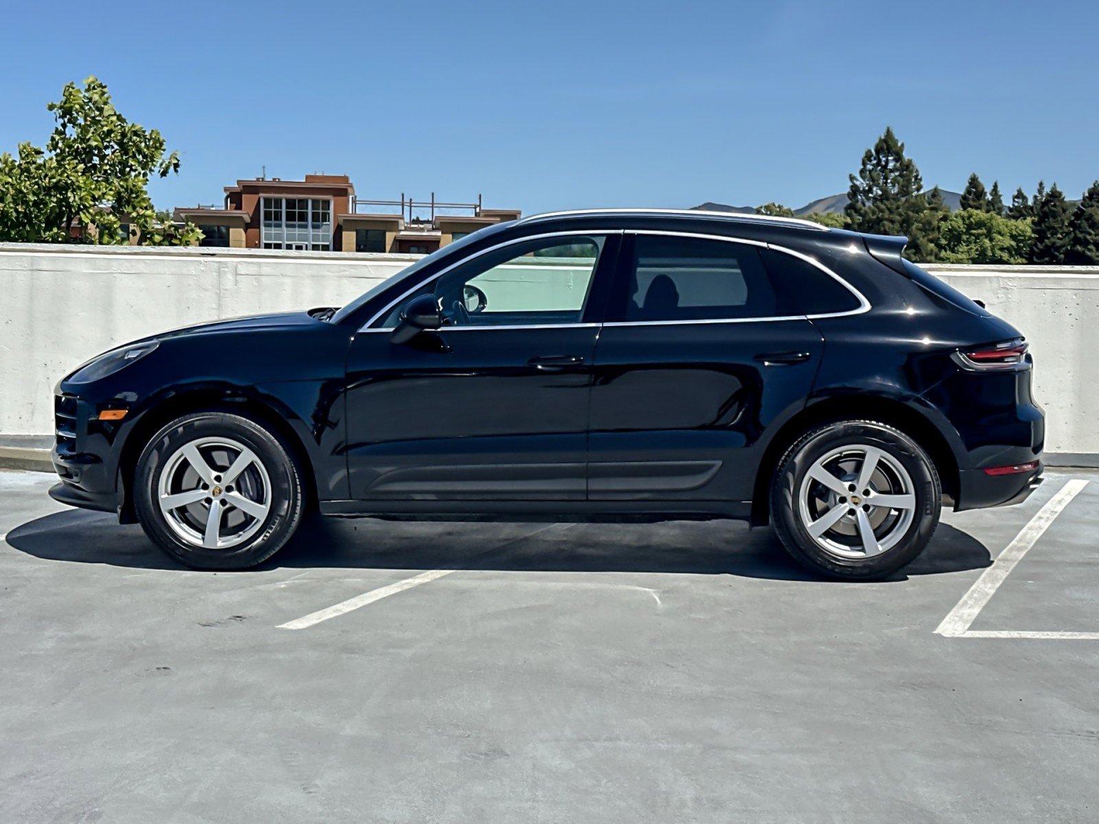 Certified 2021 Porsche Macan AWD/4WD image 2