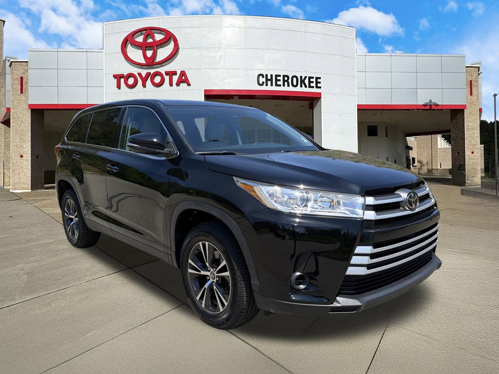 Used 2019 Toyota Highlander LE FWD image 3