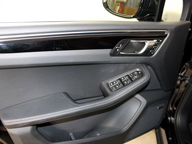 Certified 2024 Porsche Macan image 18