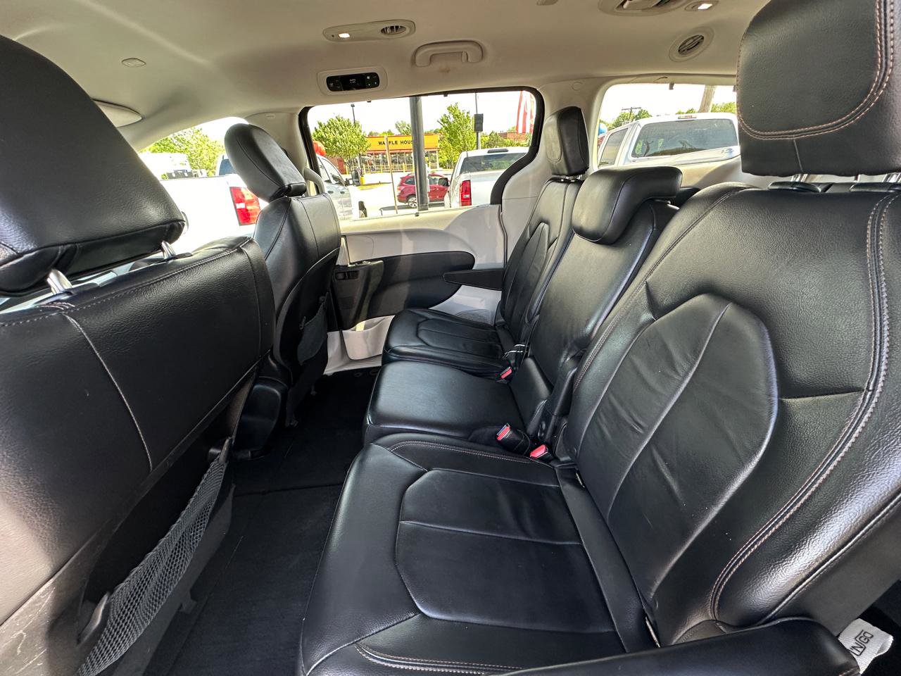 Used 2017 Chrysler Pacifica Touring-L image 9