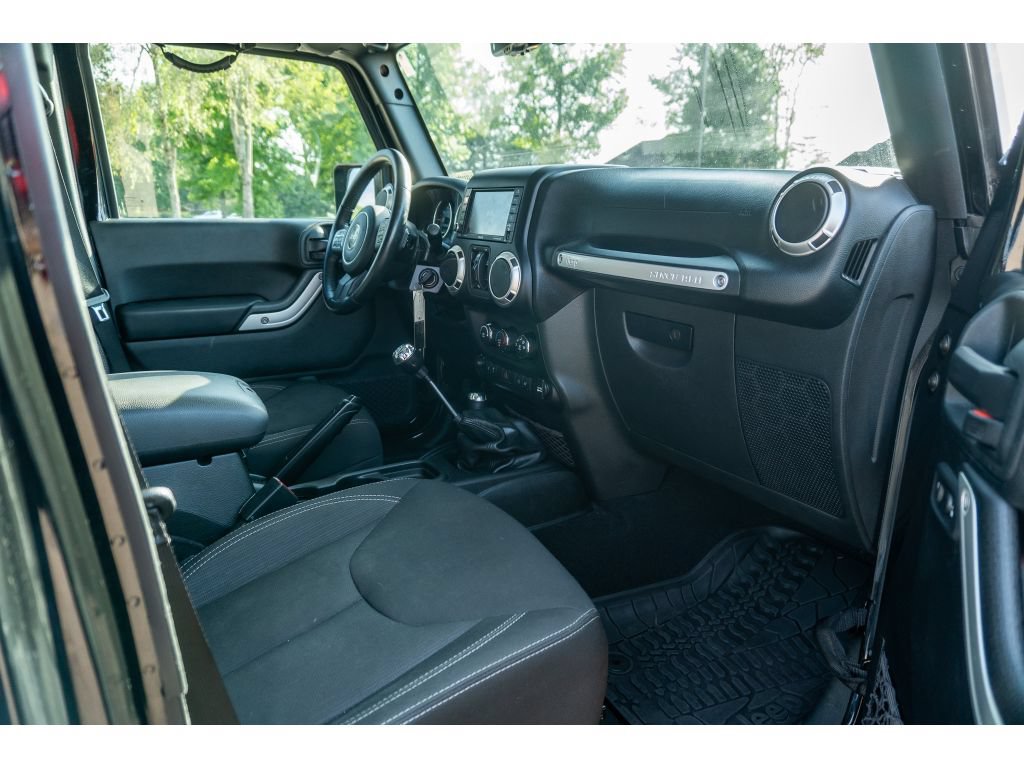 Used 2017 Jeep Wrangler Unlimited Sahara w/ Connectivity Group AWD/4WD image 17