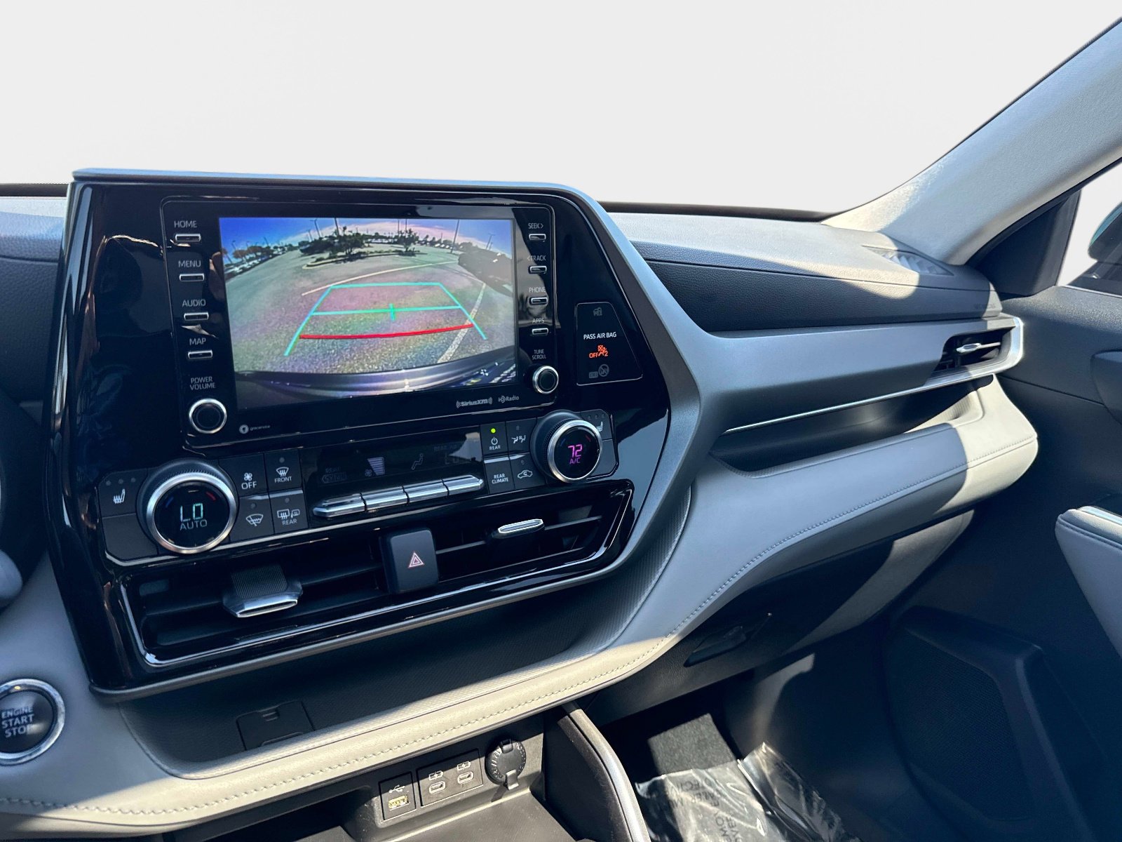 Used 2022 Toyota Highlander XLE image 25