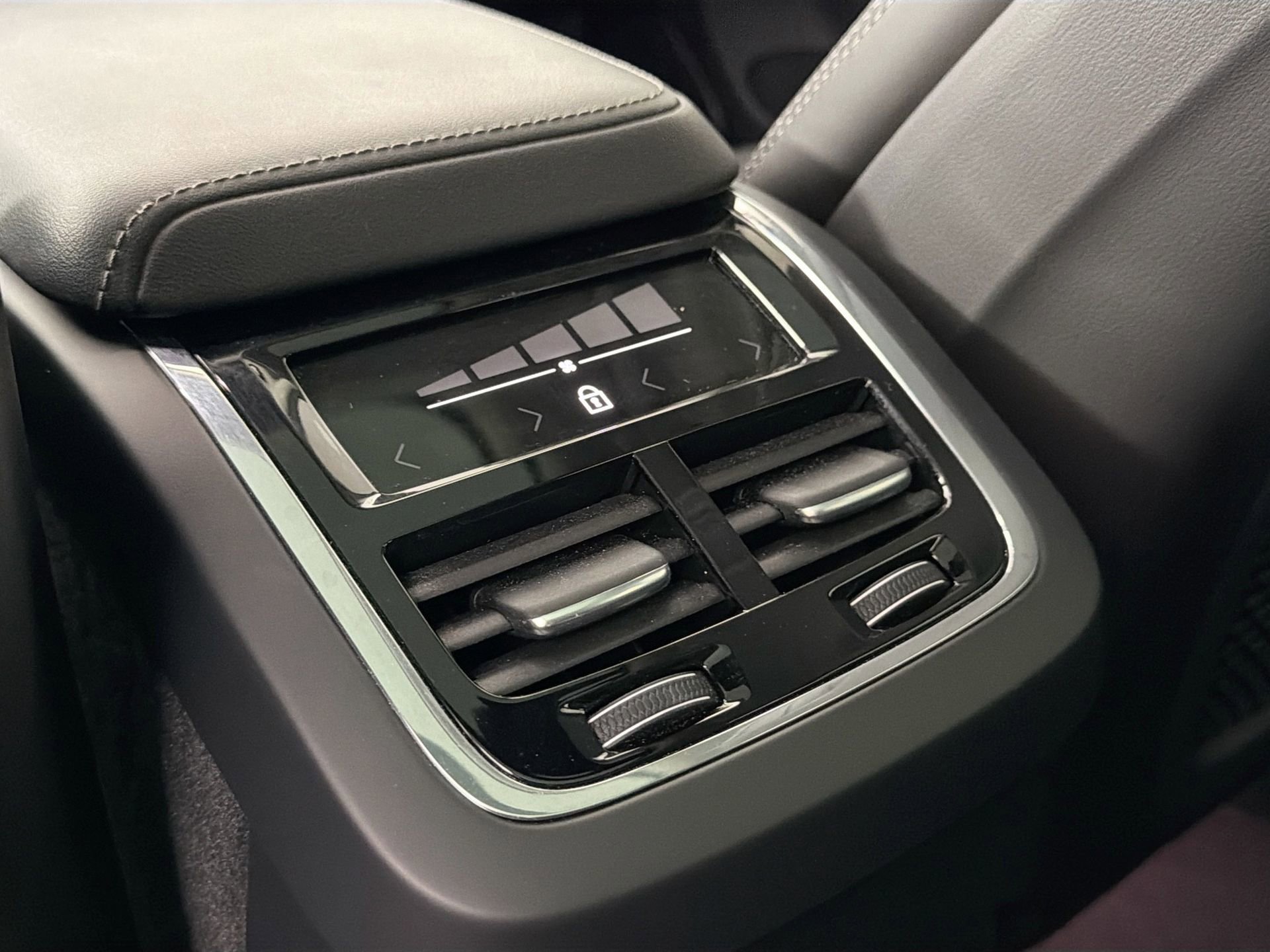 Certified 2023 Volvo XC60 B5 Ultimate image 27