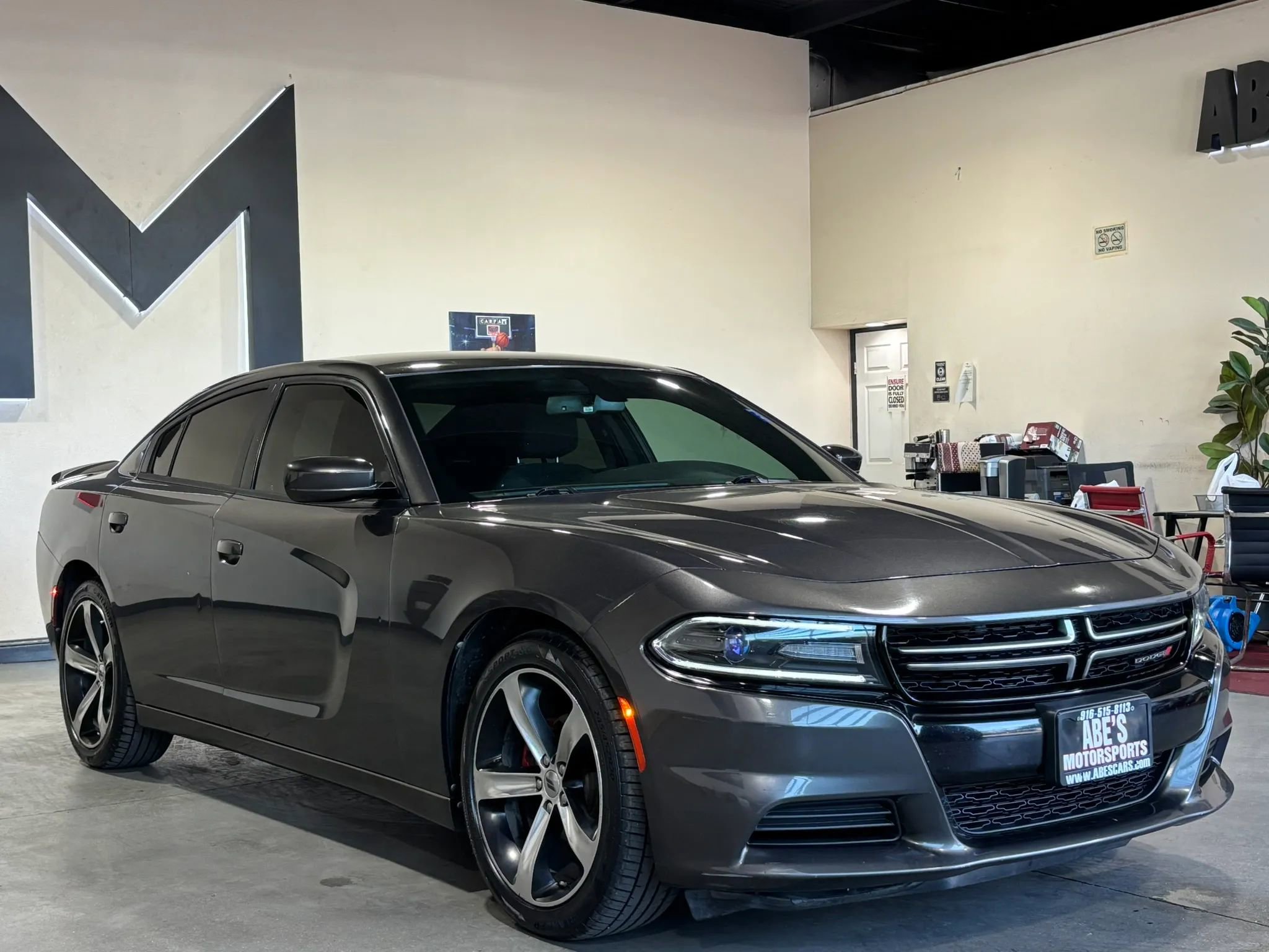 Used 2017 Dodge Charger SE RWD image 2