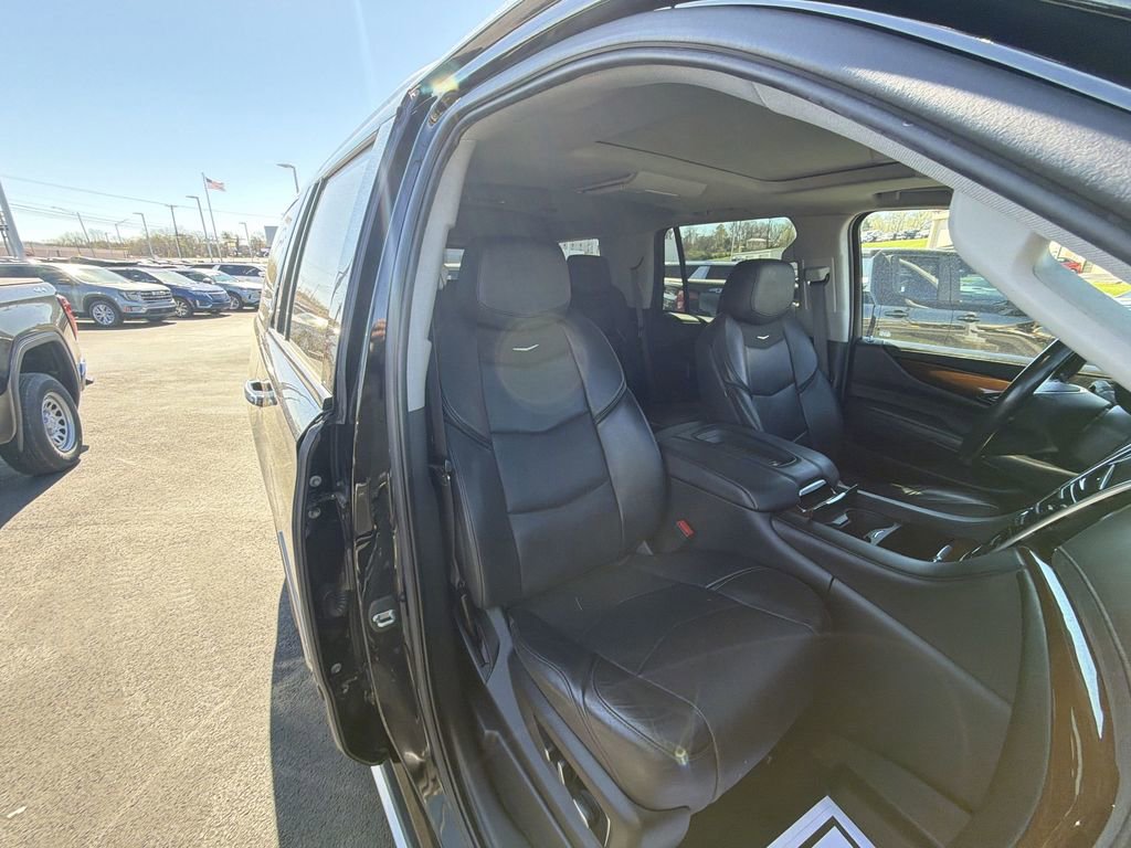 Used 2020 Cadillac Escalade Premium Luxury w/ Escalade Sport Edition image 32