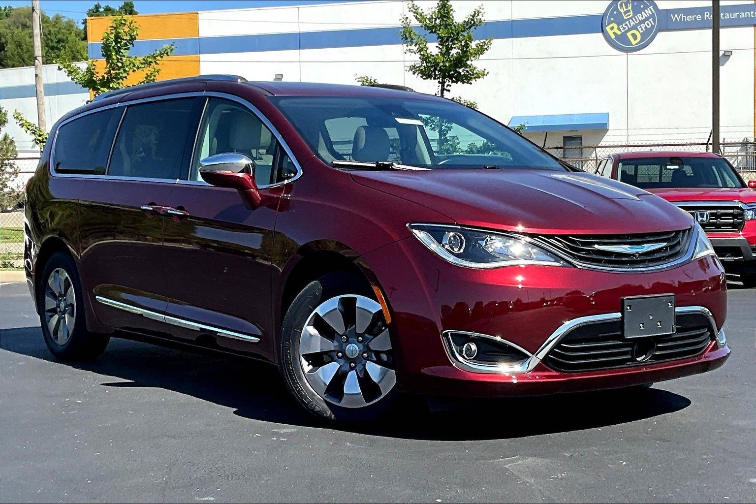 Used 2019 Chrysler Pacifica Limited w/ Advanced Safetytec Group FWD image 2