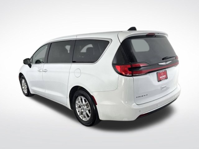 Used 2023 Chrysler Pacifica Touring-L FWD image 9