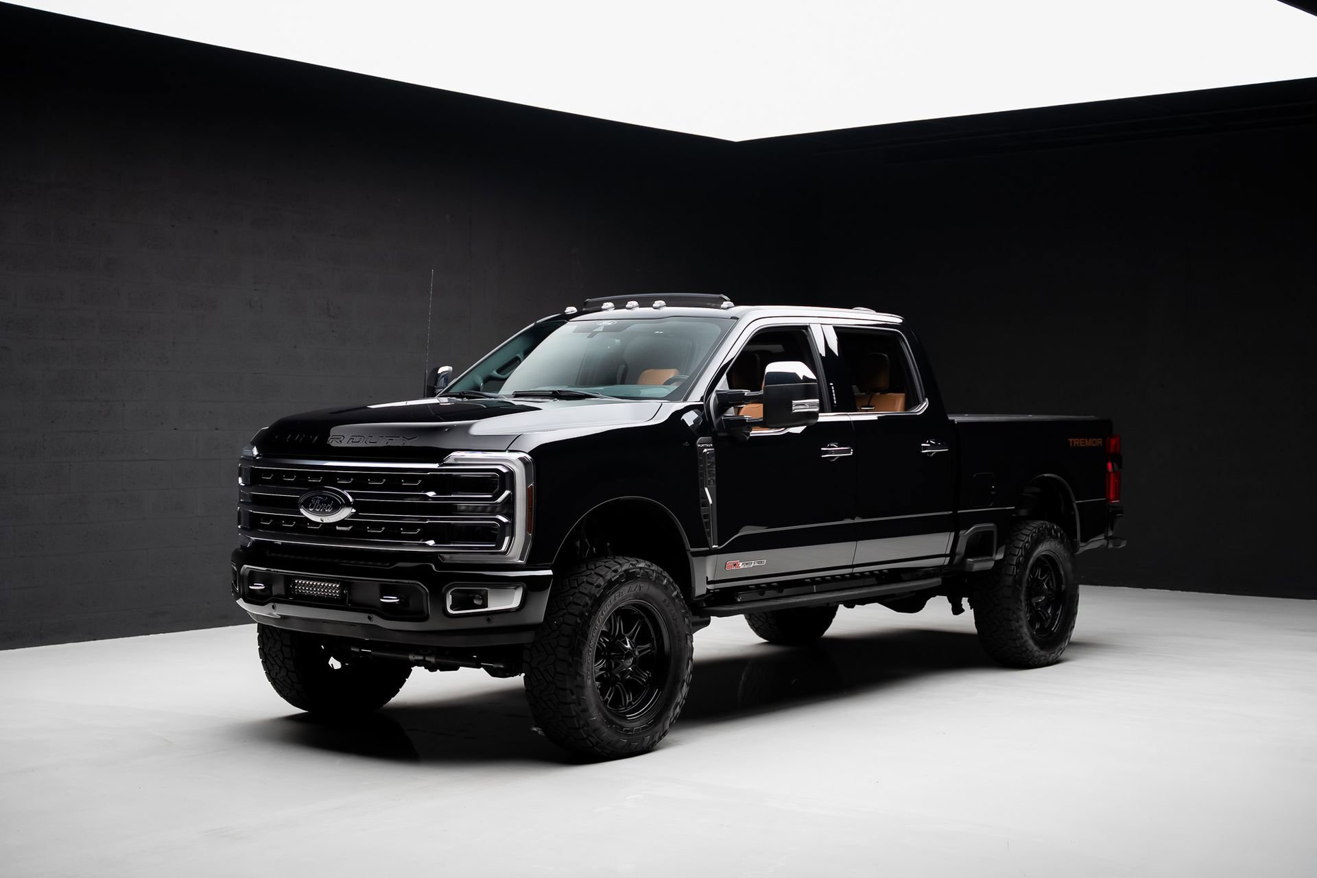 Used 2024 Ford F250 Platinum w/ Tremor Off-Road Package image 4