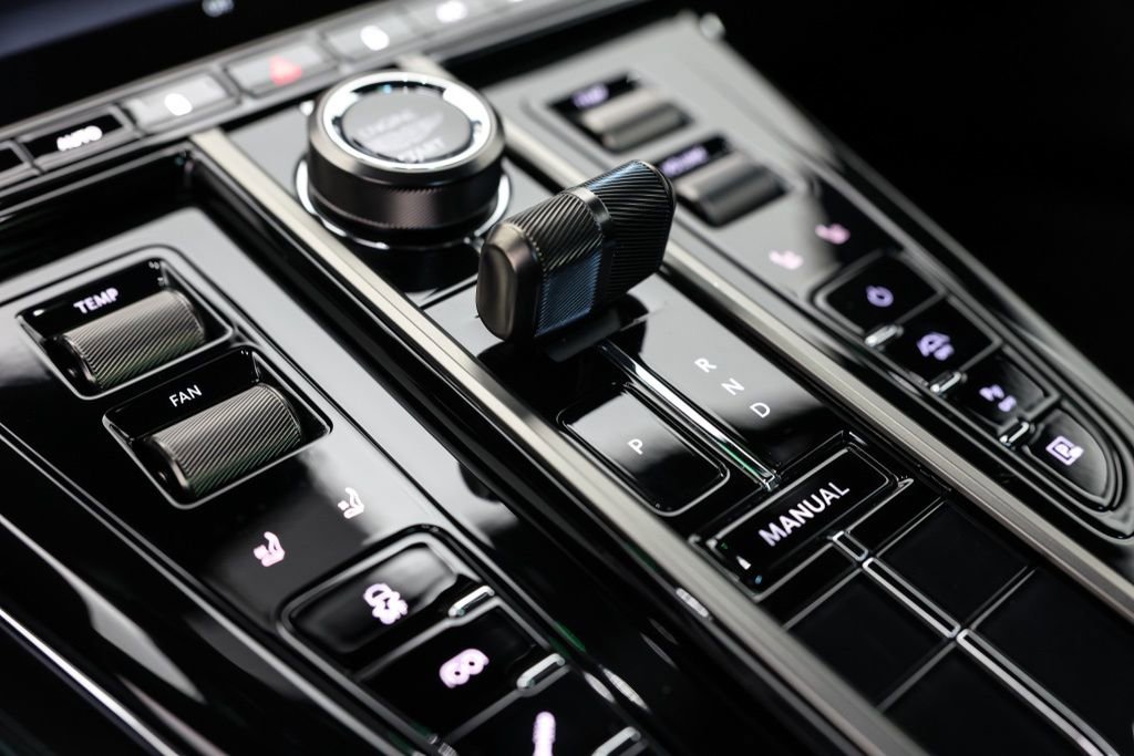 Used 2025 Aston Martin V8 Vantage Coupe image 29