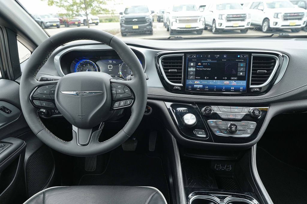 Used 2025 Chrysler Pacifica Limited FWD image 28