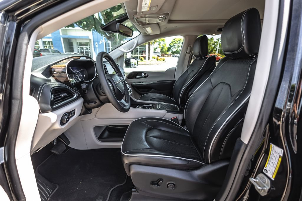 Used 2024 Chrysler Pacifica Limited FWD image 19
