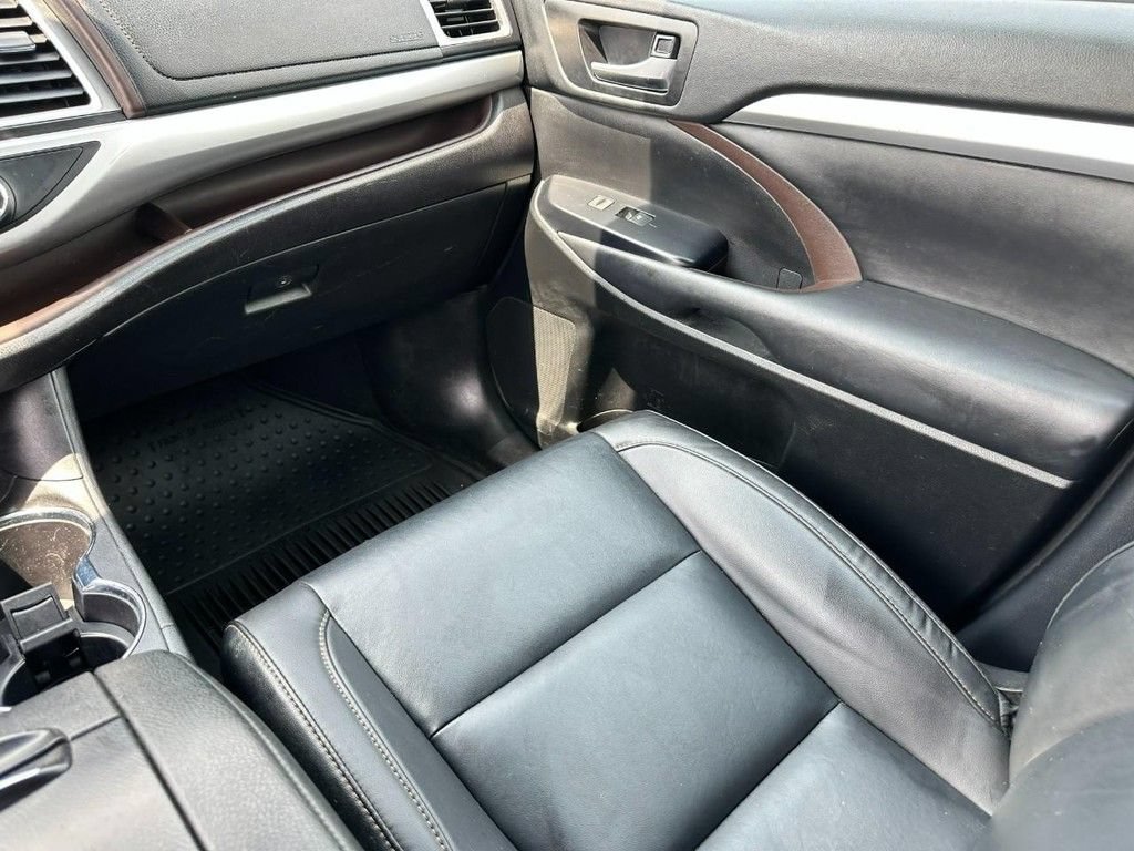 Used 2019 Toyota Highlander XLE AWD/4WD image 18