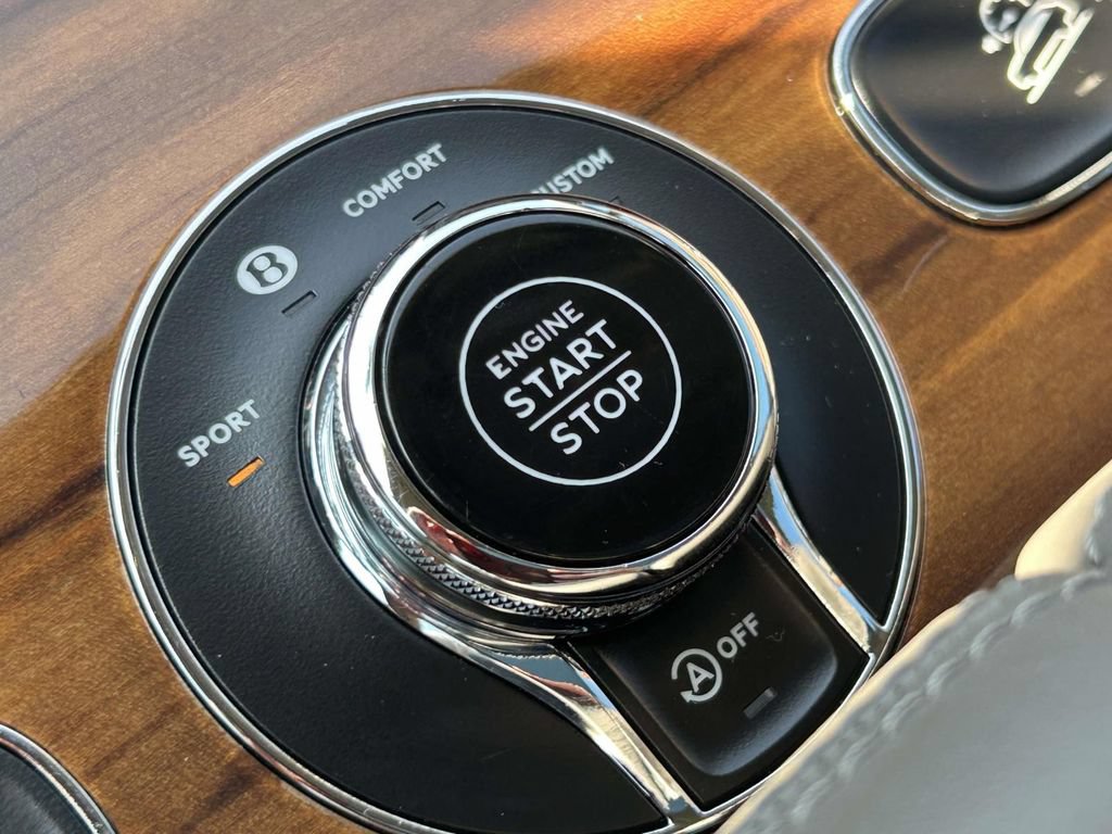 Used 2019 Bentley Bentayga AWD/4WD image 30