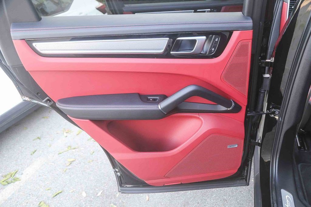 Used 2023 Porsche Cayenne Platinum Edition image 20