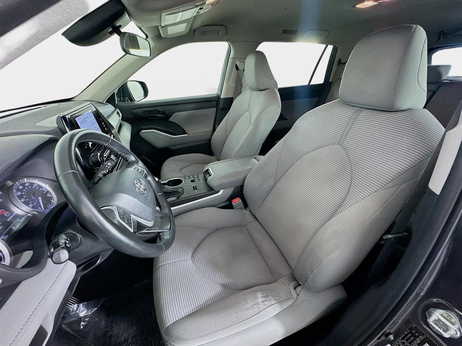Used 2023 Toyota Highlander LE FWD image 12