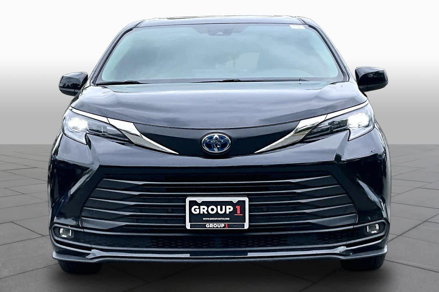 Certified 2025 Toyota Sienna XLE FWD image 4