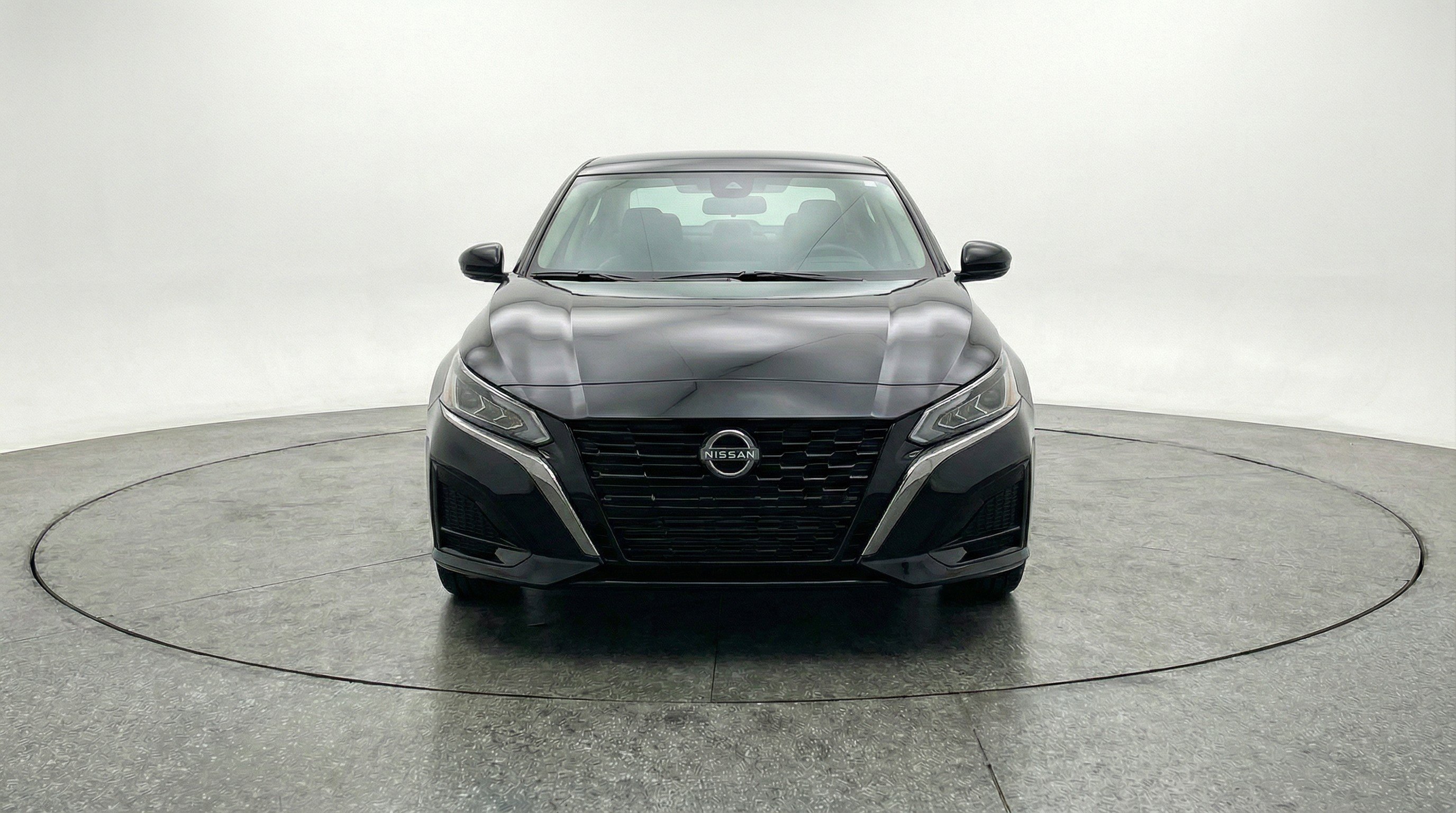 Used 2025 Nissan Altima 2.5 SV FWD image 2