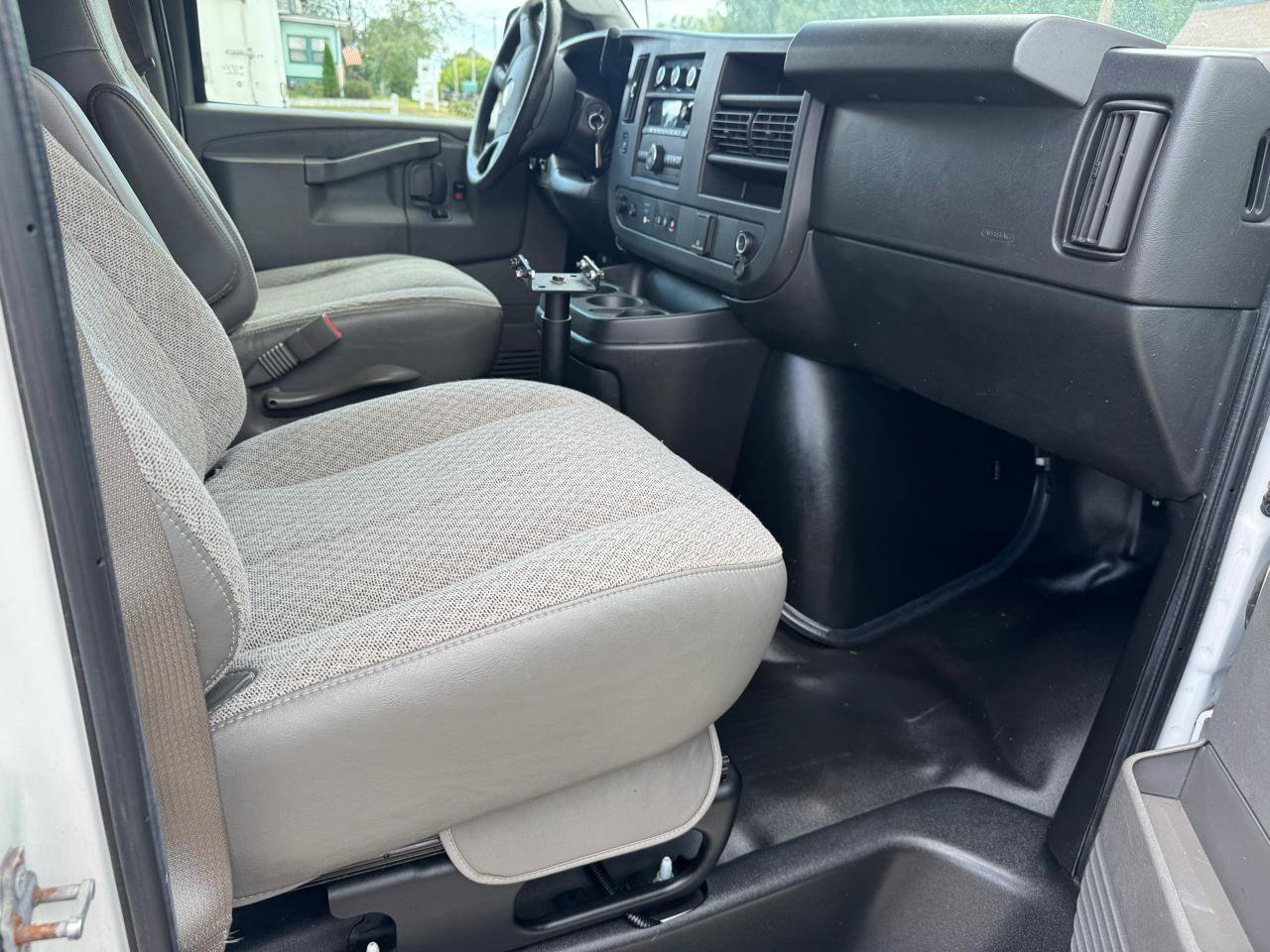 Used 2019 Chevrolet Express 2500 RWD image 17