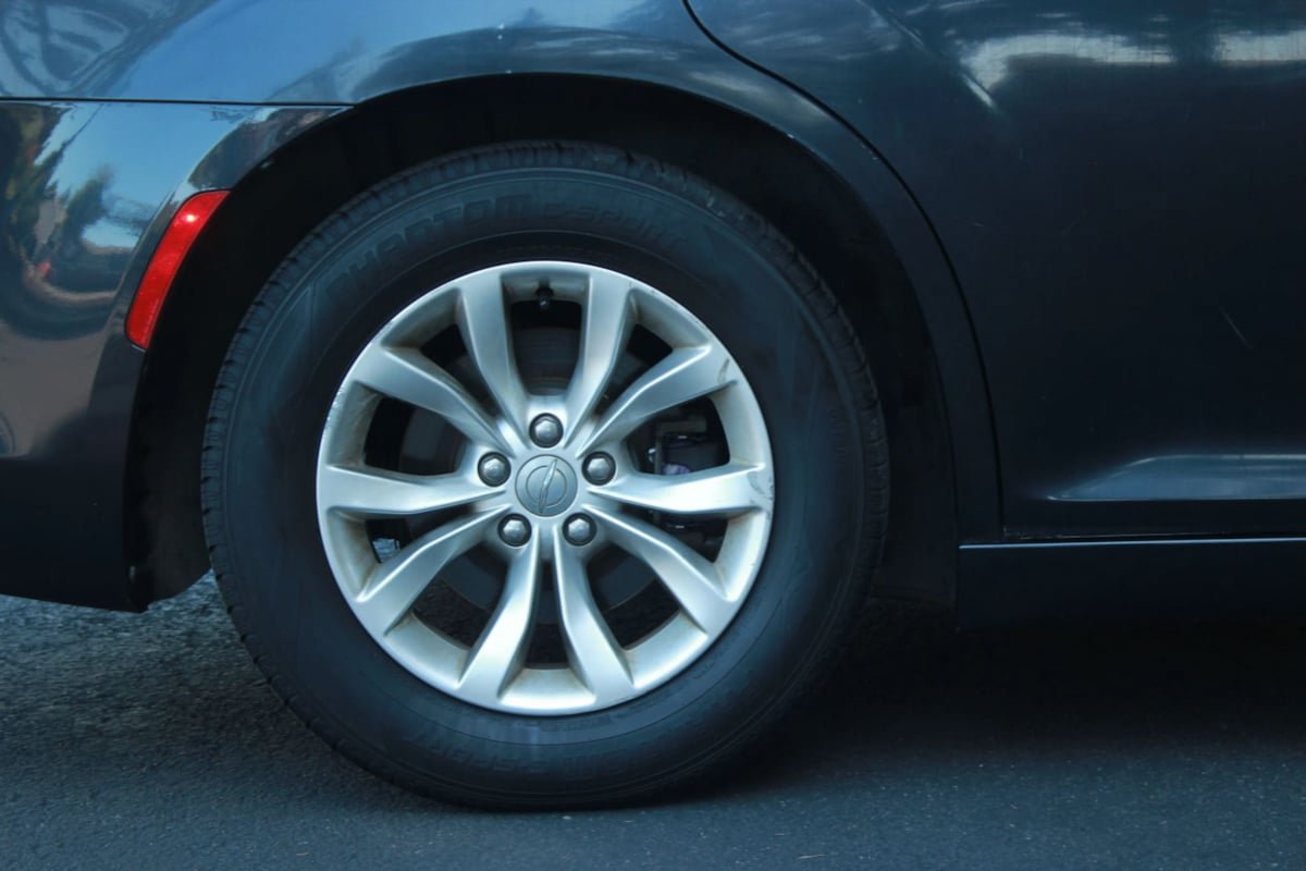 Used 2015 Chrysler 300 Limited RWD image 25