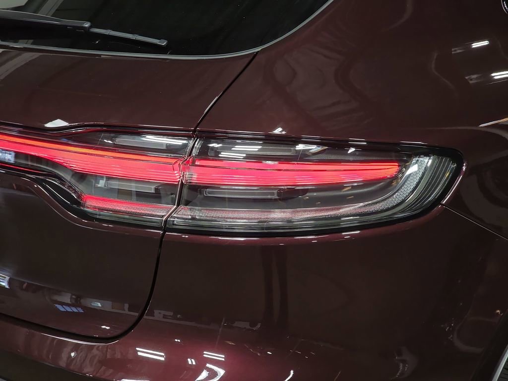 Certified 2025 Porsche Macan image 30