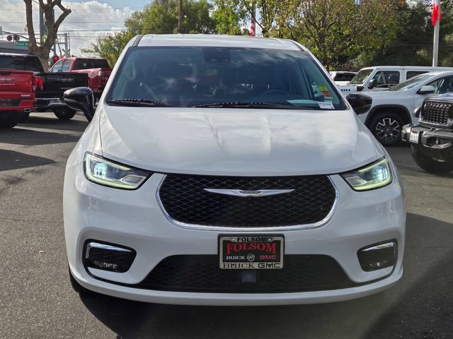 Used 2024 Chrysler Pacifica Touring-L FWD image 2