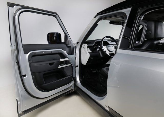 Used 2020 Land Rover Defender 110 SE image 22