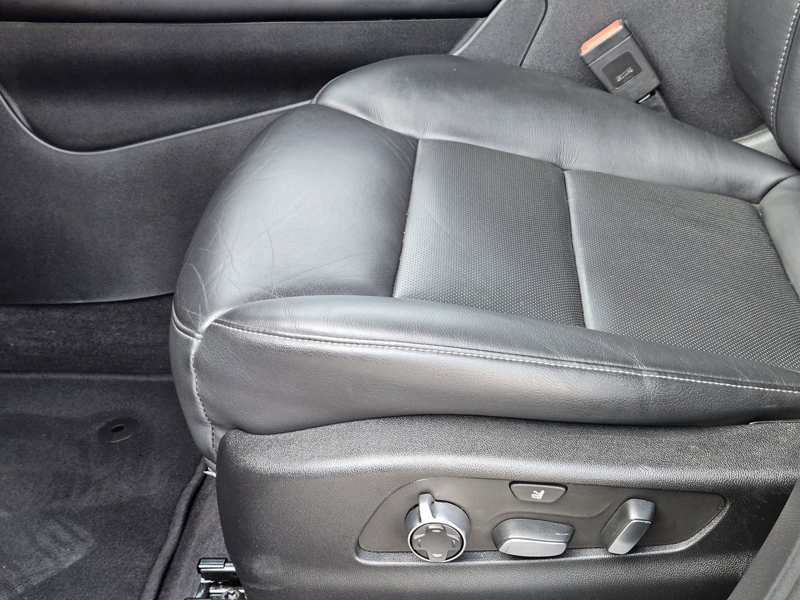 Certified 2023 Cadillac XT4 Premium Luxury w/ Driver Assist Package image 30