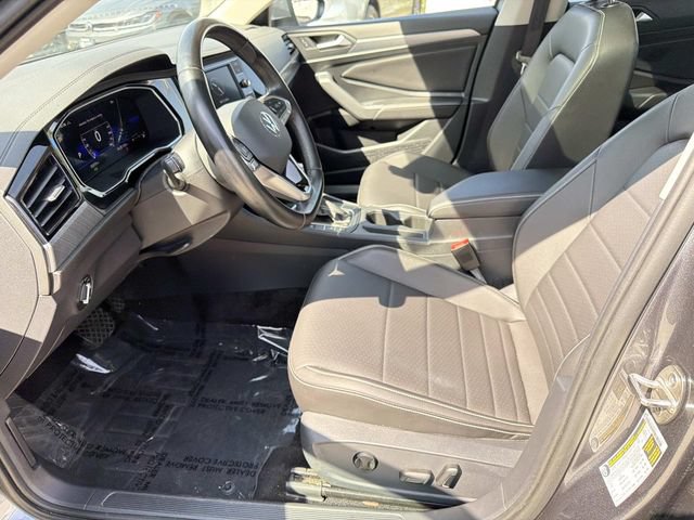 Certified 2023 Volkswagen Jetta SE w/ Panoramic Sunroof Package FWD image 16