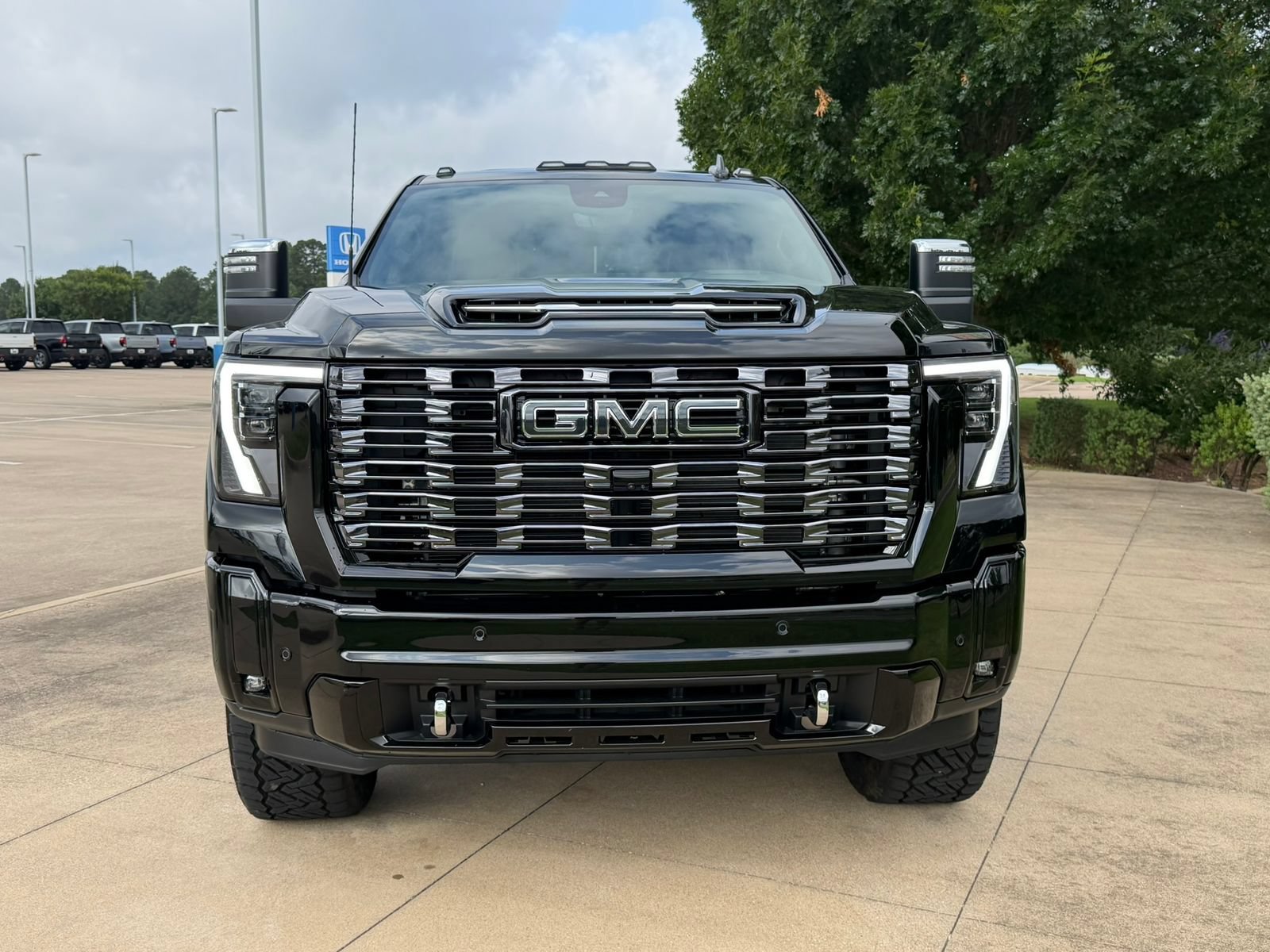 Used 2026 GMC Sierra 2500 Denali Ultimate w/ LPO, Black Badging Package AWD/4WD image 2