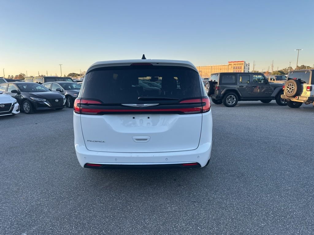 Used 2025 Chrysler Pacifica Select image 7