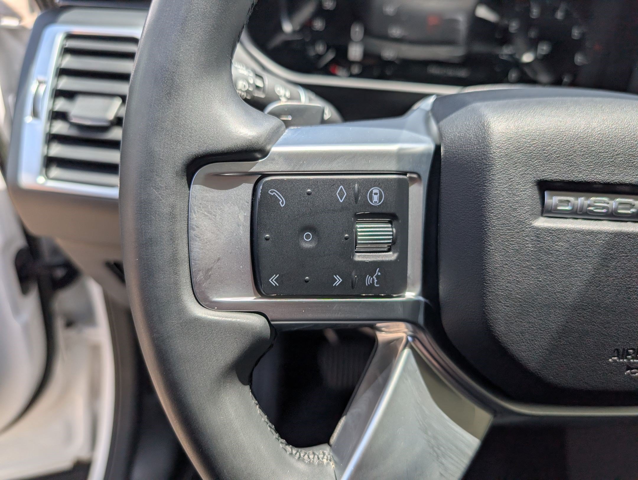 Used 2024 Land Rover Discovery S AWD/4WD image 16