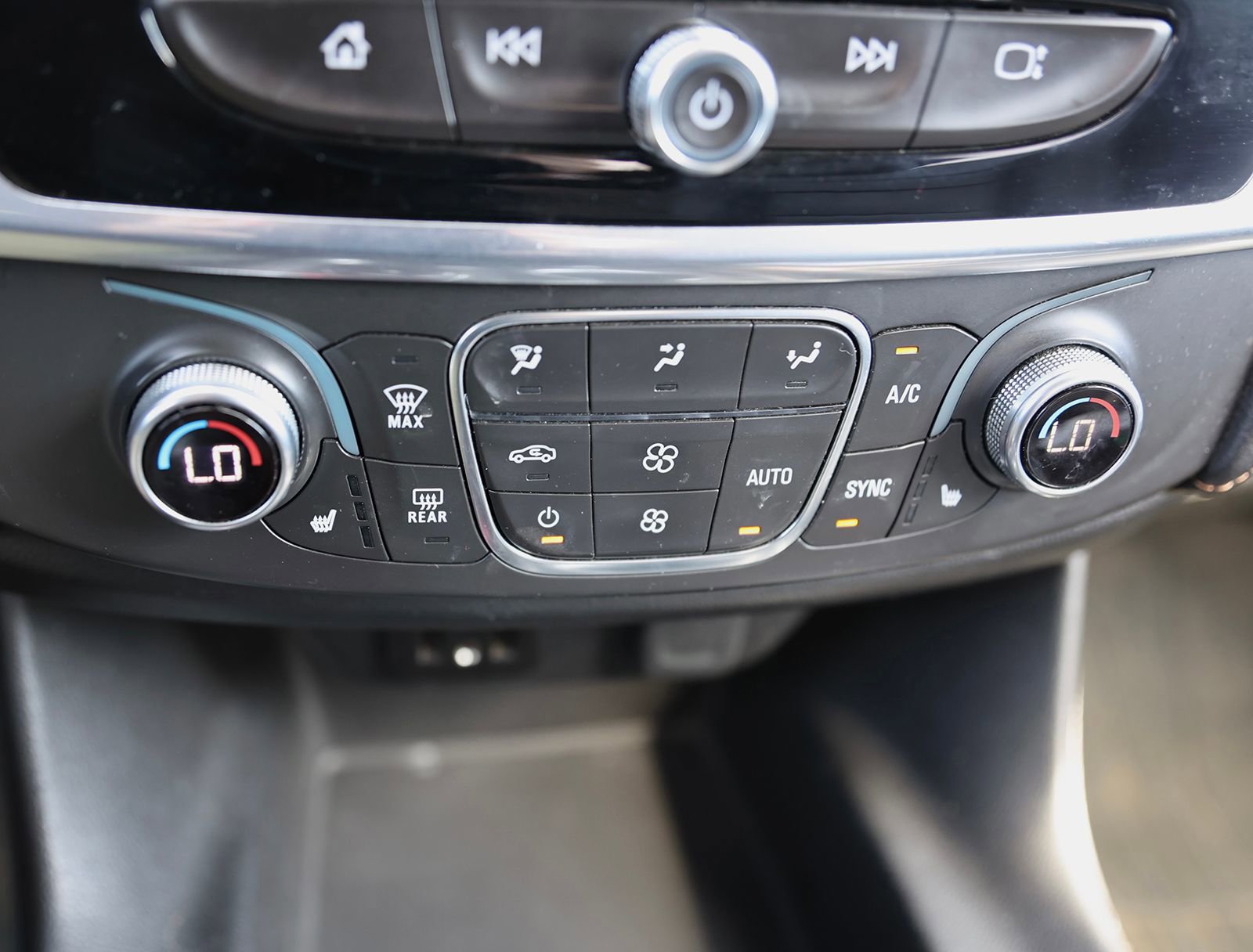 Used 2019 Chevrolet Traverse RS w/ LPO, Floor Liner Package AWD/4WD image 30