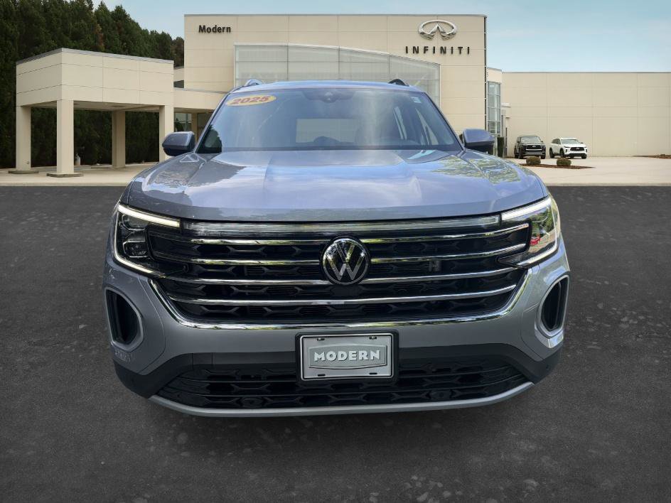 Used 2025 Volkswagen Atlas SE FWD image 2