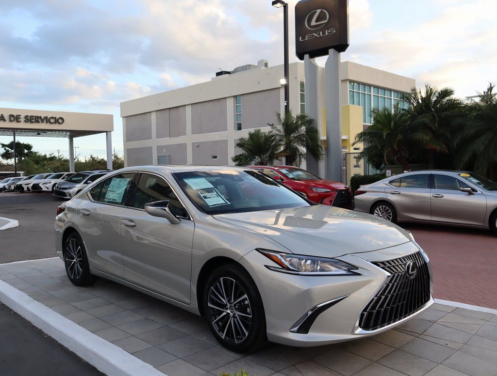 Used 2025 Lexus ES 300h w/ Premium Package FWD image 3
