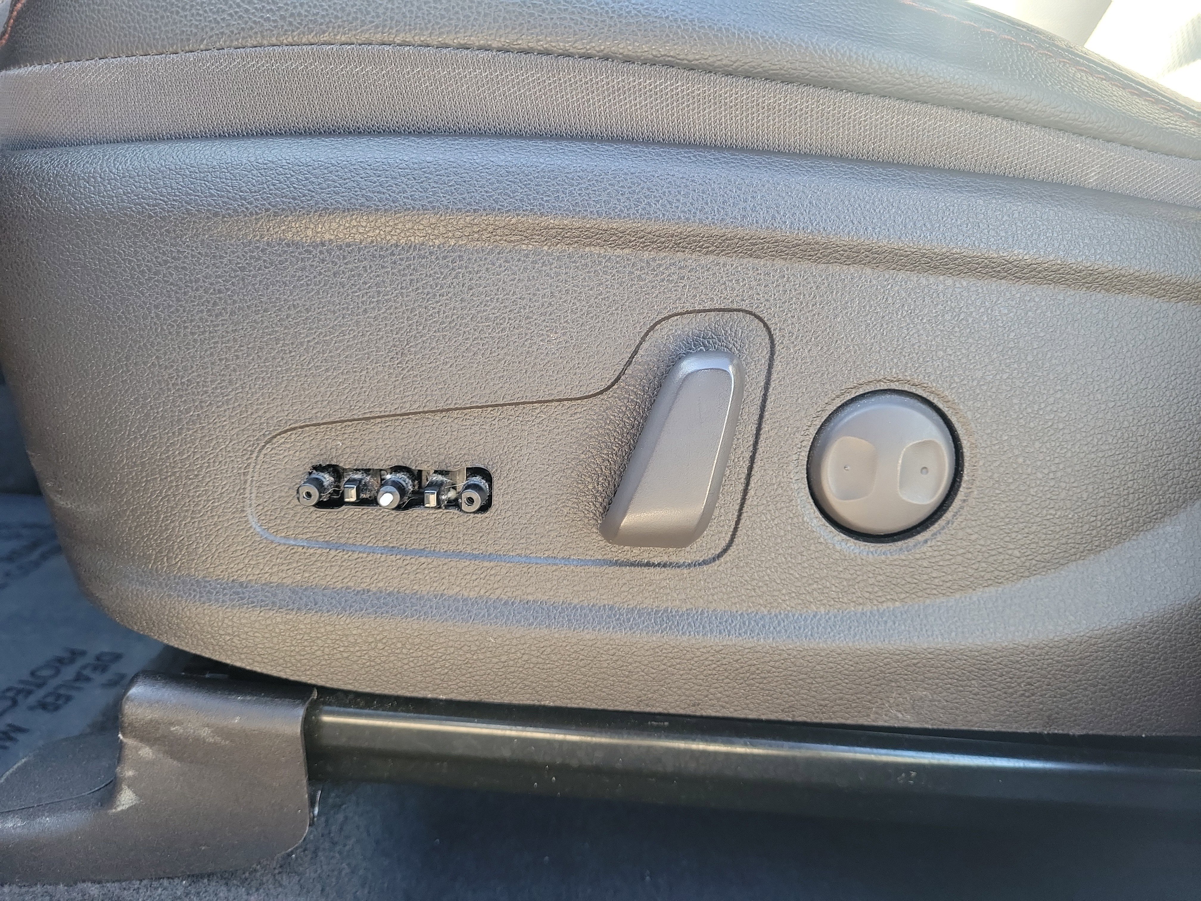 Used 2020 Hyundai Santa Fe SEL w/ Convenience + Premium Package image 19