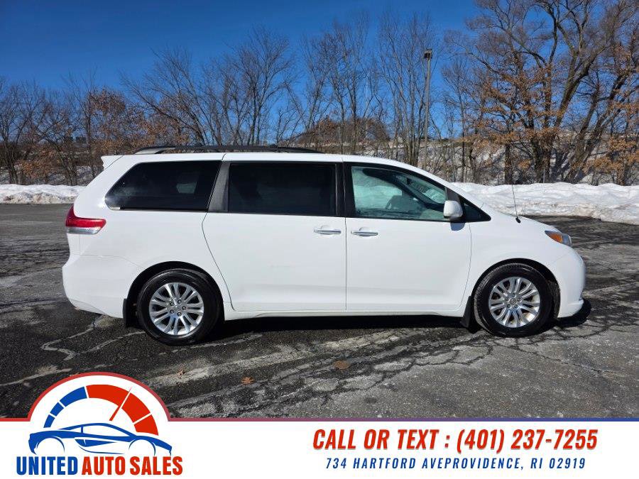 Used 2013 Toyota Sienna XLE w/ Entertainment Pkg image 6