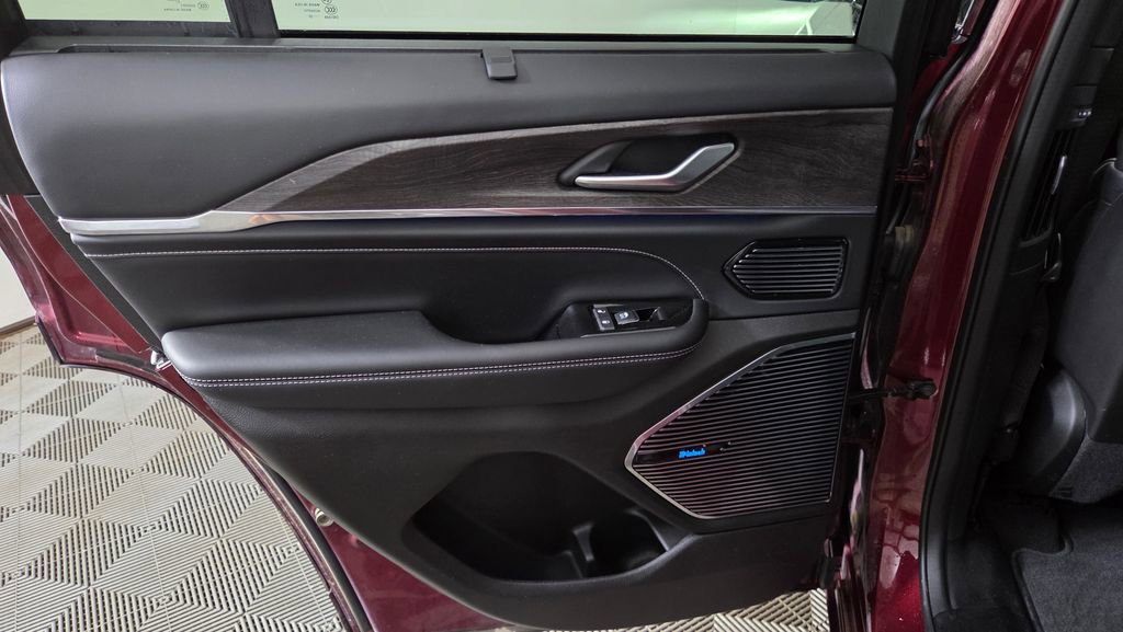 Used 2022 Jeep Grand Cherokee Overland w/ Luxury Tech Group IV image 33