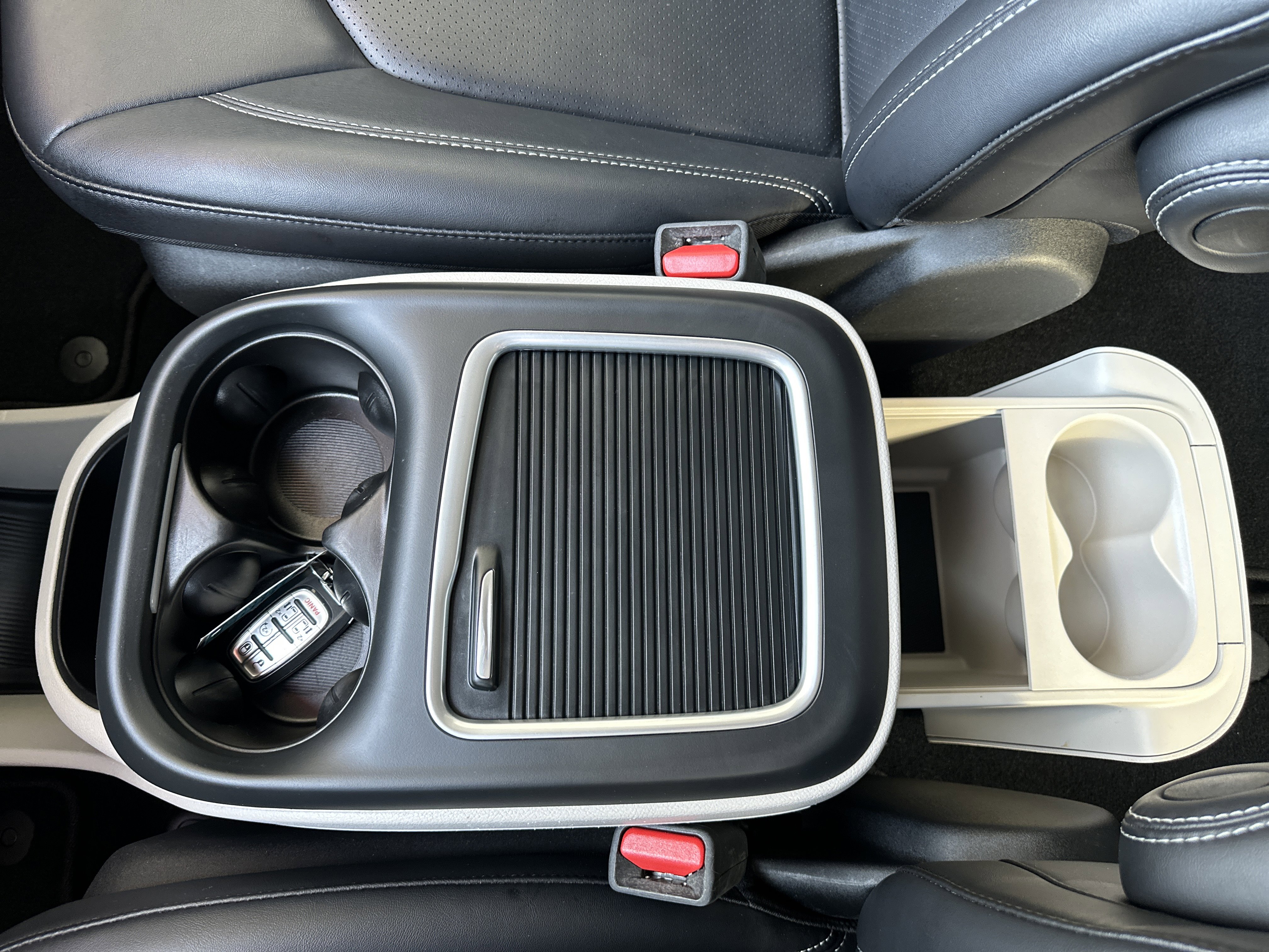 Used 2024 Chrysler Pacifica Touring-L image 41