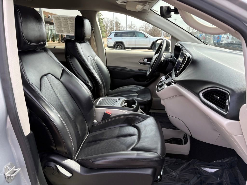 Certified 2023 Chrysler Pacifica Touring-L FWD image 17