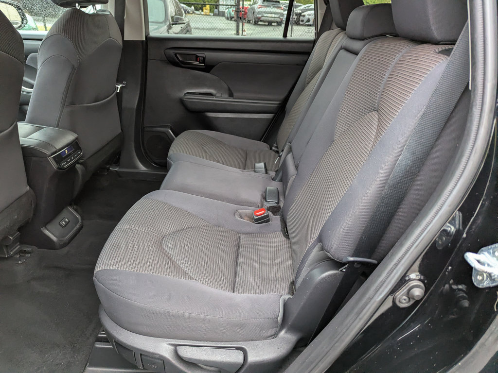 Used 2021 Toyota Highlander LE AWD/4WD image 45