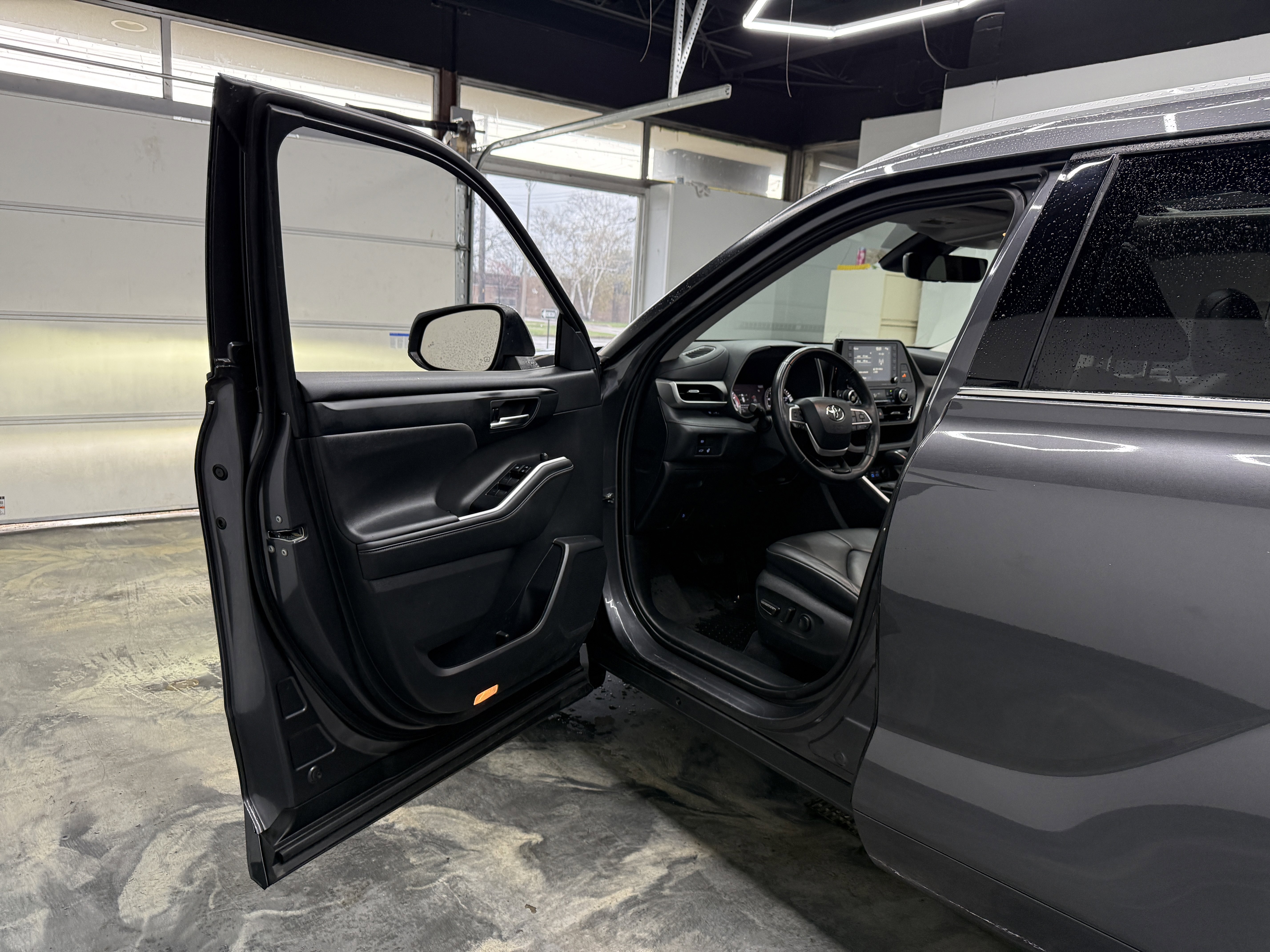 Used 2022 Toyota Highlander XLE AWD/4WD image 9