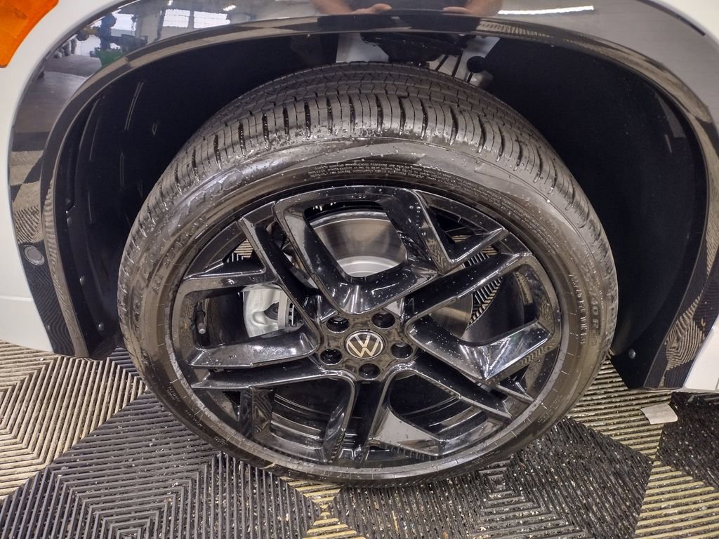 New 2025 Volkswagen Tiguan SE R-Line image 6