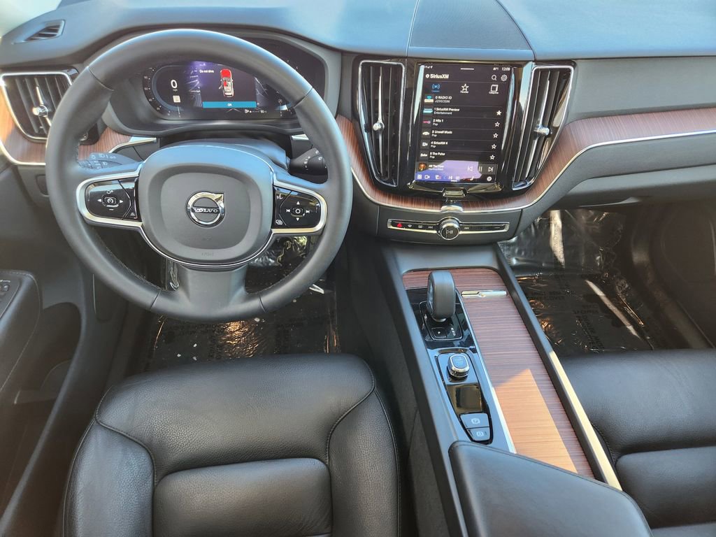 Used 2023 Volvo XC60 B5 Plus image 16