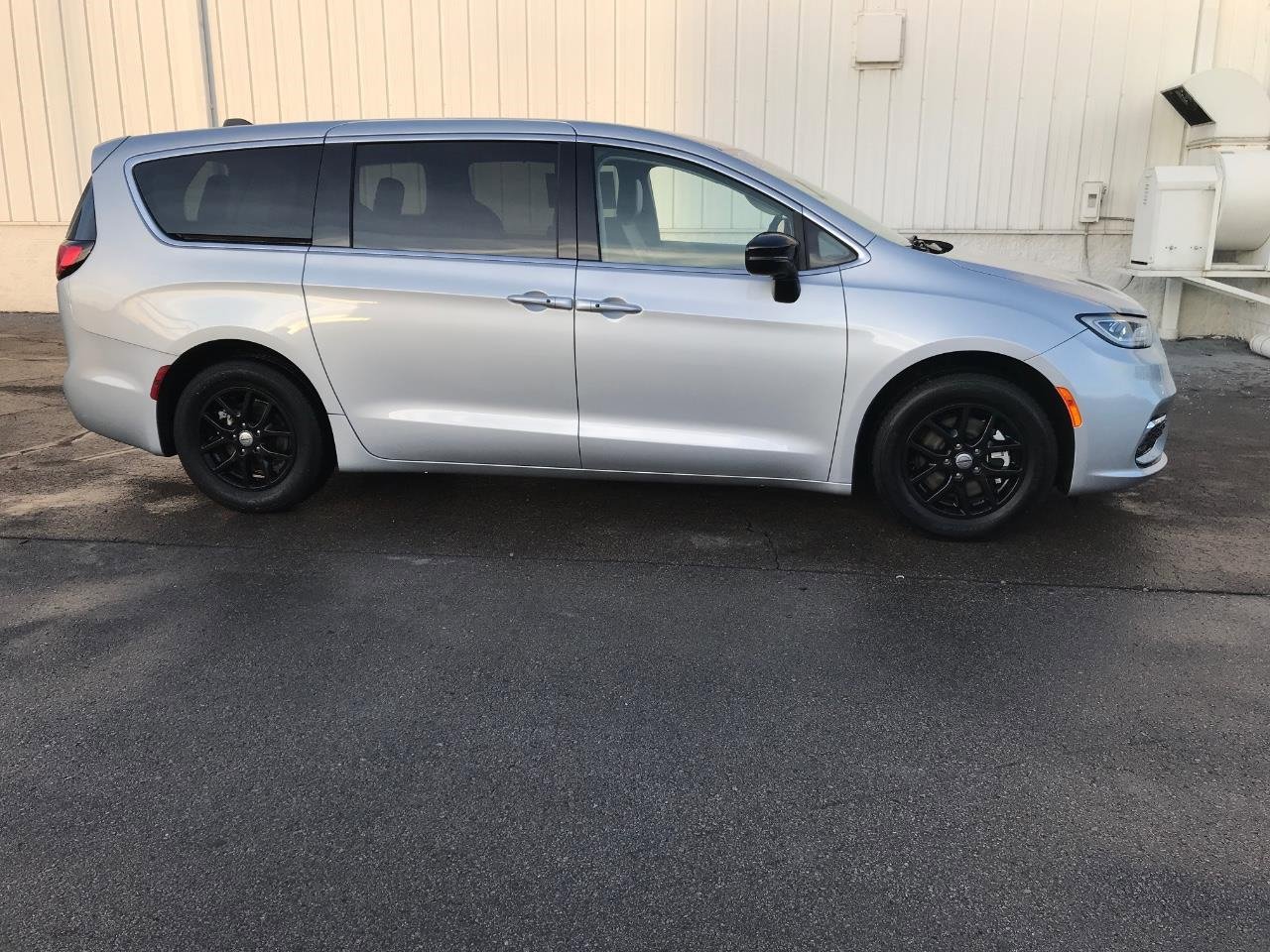 Used 2024 Chrysler Pacifica Touring-L image 10