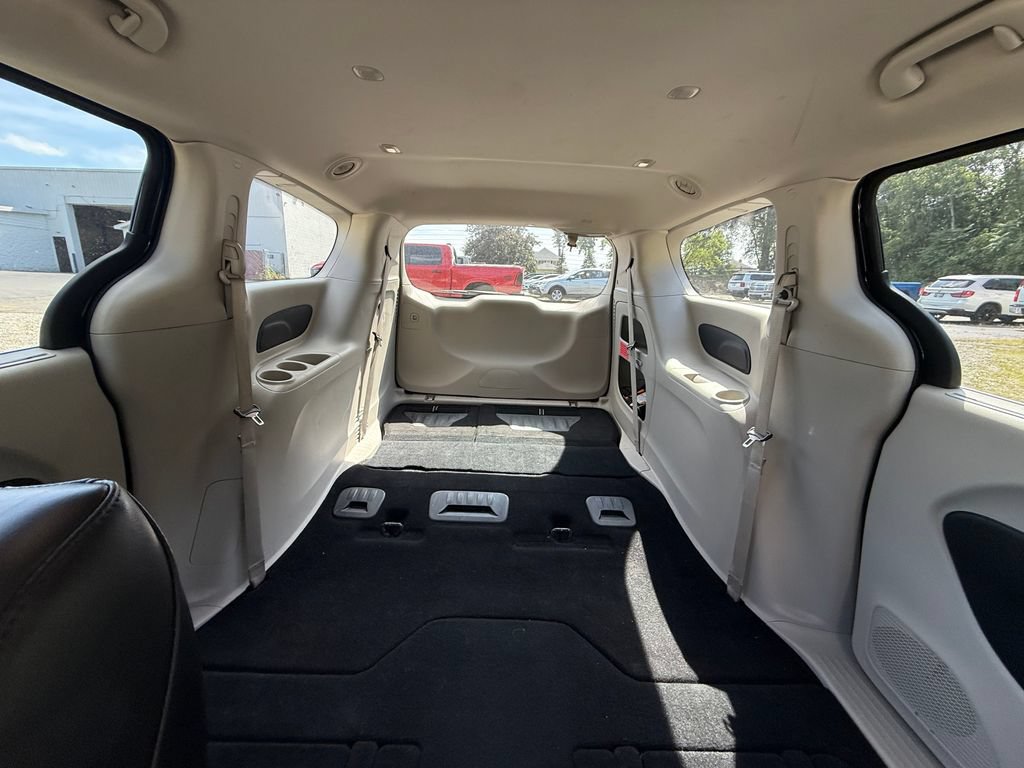 Used 2023 Chrysler Pacifica Touring-L FWD image 19