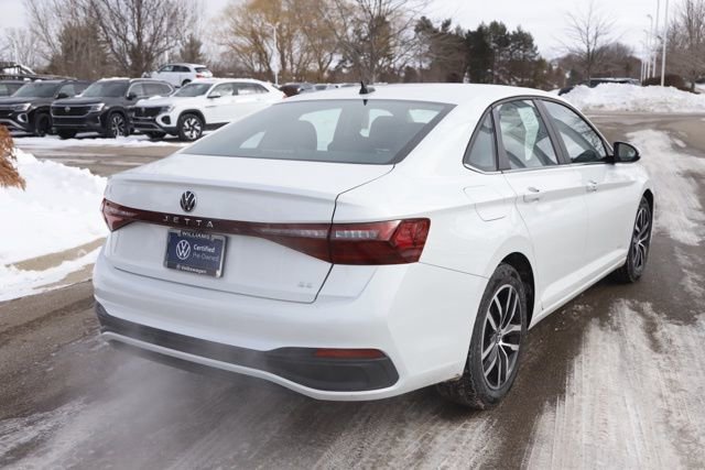 Used 2025 Volkswagen Jetta SE image 3