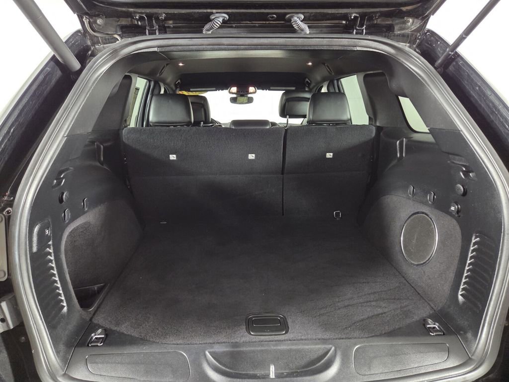 Certified 2019 Jeep Grand Cherokee Laredo w/ Laredo X Package image 25